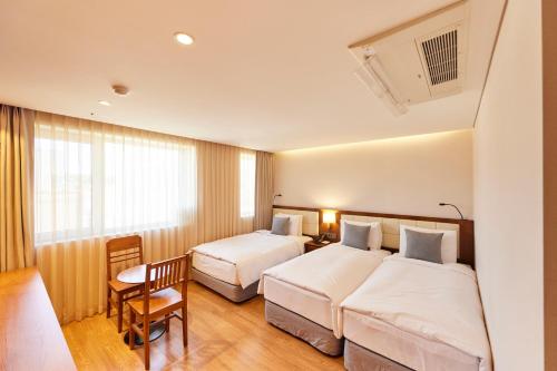 Ένα ή περισσότερα κρεβάτια σε δωμάτιο στο Hotel Uri&
