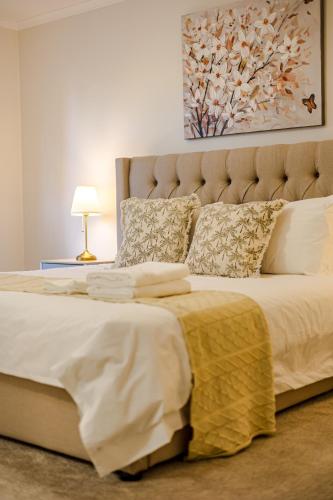 Cama o camas de una habitación en StayAU Tranquil 4BR Lakeside Retreat in Seabrook