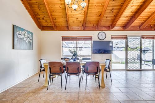 Una televisión o centro de entretenimiento en StayAU Tranquil 4BR Lakeside Retreat in Seabrook