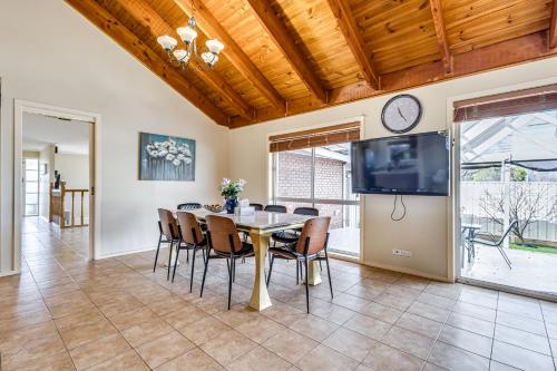 Una televisión o centro de entretenimiento en StayAU Tranquil 4BR Lakeside Retreat in Seabrook