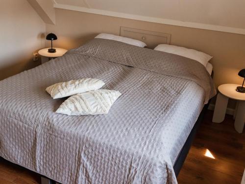 Postel nebo postele na pokoji v ubytování Cozy Forest-Edge Getaway