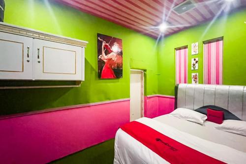 Ένα ή περισσότερα κρεβάτια σε δωμάτιο στο RedDoorz Syariah at Jalan RJ Junjungan Lubis Pandan
