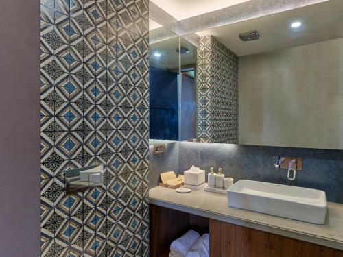 ein Badezimmer mit Waschbecken und Spiegel in der Unterkunft amã Stays & Trails Nilaya Amaltaas Villa, Udaipur in Udaipur