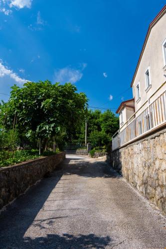 Gambar di galeri bagi Lumos Residence - Free private parking di Matulji