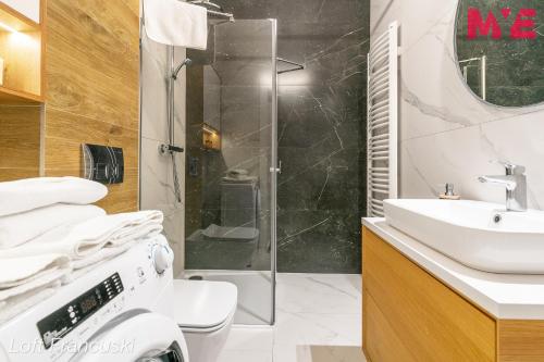 a bathroom with a shower and a sink at MYE Apartments - Kamienica Sienkiewicza in Łódź