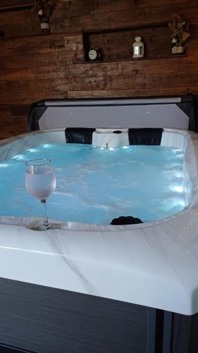 a glass of wine sitting on top of a bath tub at HIŽA BAKE ROZE in Gornja Konjšćina