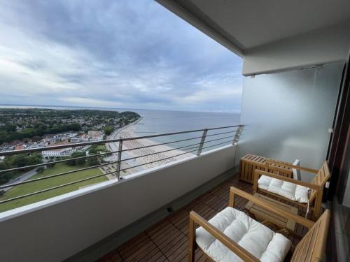 a balcony with two chairs and a view of the ocean at Beachside 2-Zimmer-Meerblick-Appartement in Lübeck