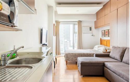 Χώρος καθιστικού στο 8 Adriatico Condo near US Embassy