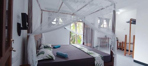 Katil atau katil-katil dalam bilik di Serenity Lodge