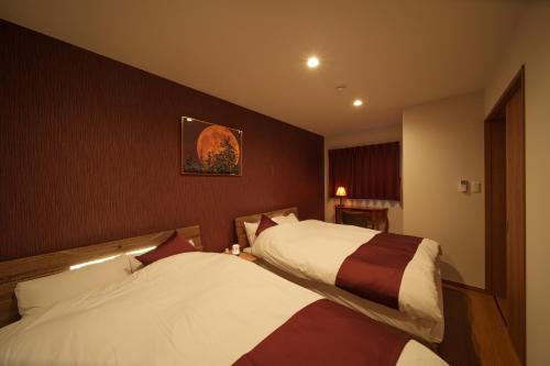 a hotel room with two beds in a room at 三和泉 in Beppu