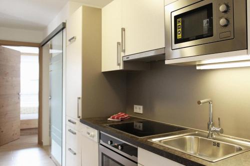 Appartements Haus Ruetzにあるキッチンまたは簡易キッチン