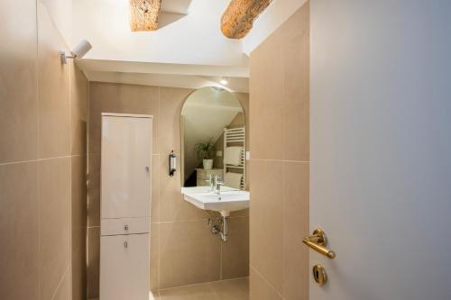 ヴェネツィアにあるParuta Corte Nascosta Apartmentの洗面台と鏡のあるバスルーム