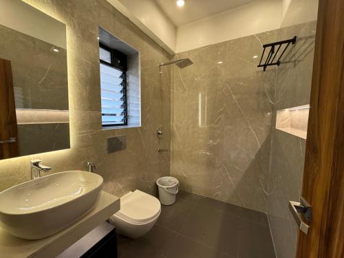 Bilik mandi di Aster Guest House