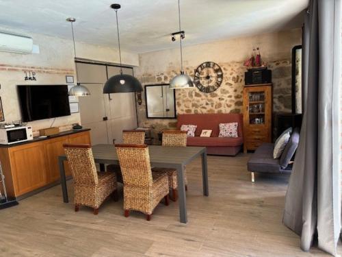 a kitchen and living room with a table and chairs at Villa Mandrés. Casa con jardín y piscina. Proximo a Puy Du Fou. in Totanés