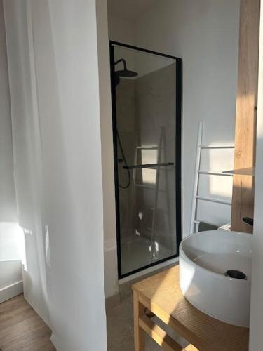 une salle de bain avec un lavabo blanc et un miroir dans l'établissement Charmant studio au pied des Arenes de Arles, à Arles