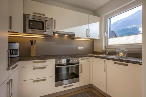 Appartements Haus Ruetzにあるキッチンまたは簡易キッチン