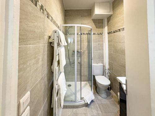 une salle de bain avec douche et toilettes dans l'établissement PenBed - Montparnasse 1 - 3 pièces, à Paris