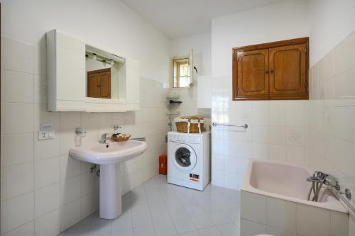 Un baño con lavabo y lavadora. en Casale Mba Graziudd, en Monopoli