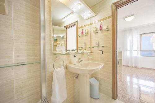 un baño con lavabo y espejo en Penélope, en Villajoyosa