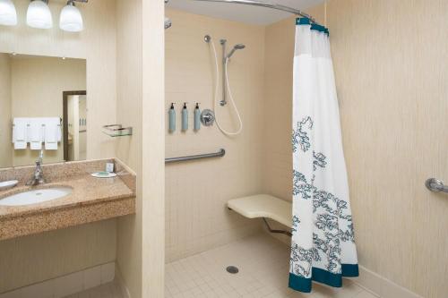 Bilik mandi di Residence Inn Milford