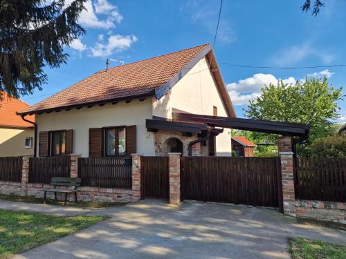 a house with a wooden fence in front of it at Kuća za odmor Mali Princ in Karanac