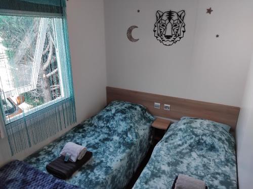 LOCATION MOBIL HOME GLAMPING LE GRAND CONFORT D'UN HOTEL SANS LES CONTRAINTES PISCINE 3 CHAMBRES - 2 SdB - lave linge - lave vaisselle - climatisé - 300m de la mer - parking -