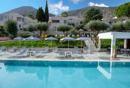 La alberca dentro o cerca de Sundance Apartments & Suites