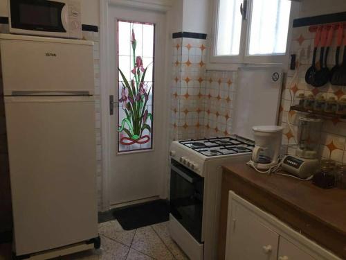 a kitchen with a stove and a window at Appartement Hamria Central in Meknès