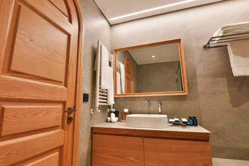 um banheiro com pia e espelho em KCOR Hotels em Ḩārat at Taḩtā