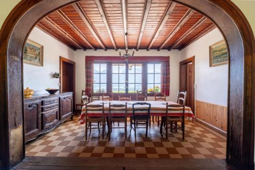 une voûte dans une salle à manger avec une table et des chaises dans l'établissement Chalet des Bruyères, à Saint-Jorioz
