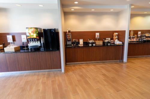 una hall di un negozio con due sportelli di cassa di Fairfield Inn & Suites by Marriott Athens I-65 ad Athens