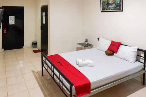 Postel nebo postele na pokoji v ubytování RedDoorz Near Stasiun Tanjung Karang Lampung