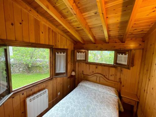 Posto letto in camera in legno con 2 finestre. di Las Casucas a Villegar