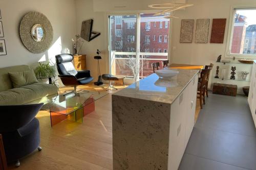 - une cuisine et un salon avec un comptoir et une table dans l'établissement Apartment for 2 with balcony in Paris, à Paris