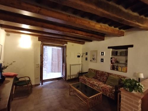 a living room with a couch and a window at GAVORRANO - Ravi appartamento indipendente in Ravi