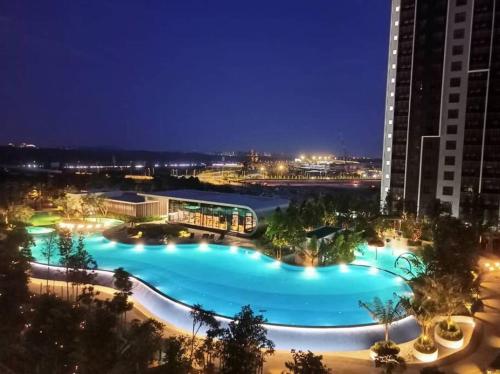La alberca dentro o cerca de Maya Bay Residences 3R2B SplashMania near KLIA