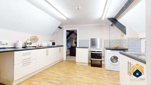 Kuchyň nebo kuchyňský kout v ubytování 4 Bed Apartment- With Cosy Pub - Food/Drink 10%off