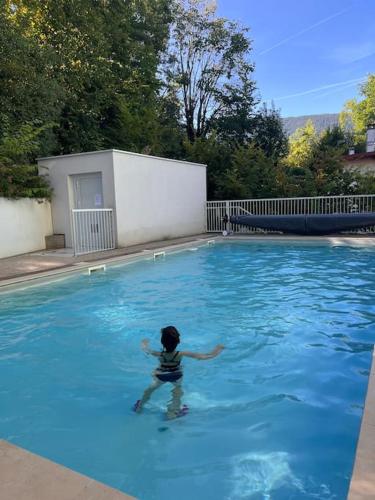 un jeune enfant se baignant dans une piscine dans l'établissement t2 Gex Centre, proche Genève et station Mont Jura, à Gex