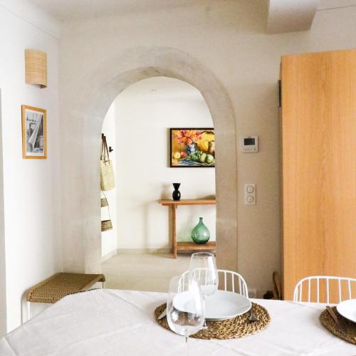 une salle à manger avec une table et deux verres à vin dans l'établissement Les Maisons Secrètes, à Saint-Rémy-de-Provence
