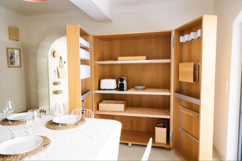 une salle à manger avec deux tables et un garde-manger dans l'établissement Les Maisons Secrètes, à Saint-Rémy-de-Provence