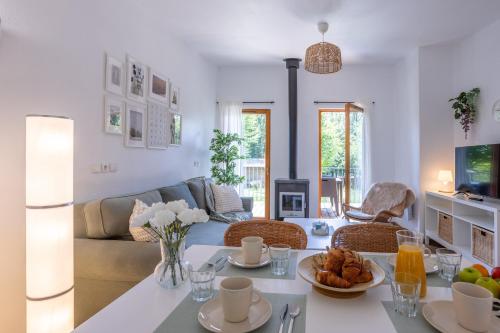 un salon avec une table avec de la nourriture dessus dans l'établissement Le Sureau Noir S34 - Le Val Joly, à Eppe-Sauvage