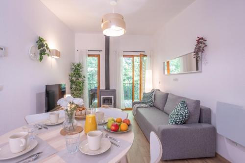 un salon avec une table et un canapé dans l'établissement Le Sureau Noir S23A - Le Val Joly, à Eppe-Sauvage