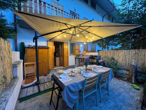 een tafel onder een parasol op een patio bij Piccola Marmotta in Ovindoli