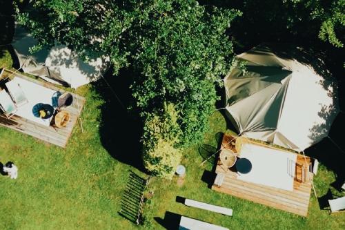 an overhead view of a house with a tent at Boutique camping Whanau, verwarmde tenten in Rutten