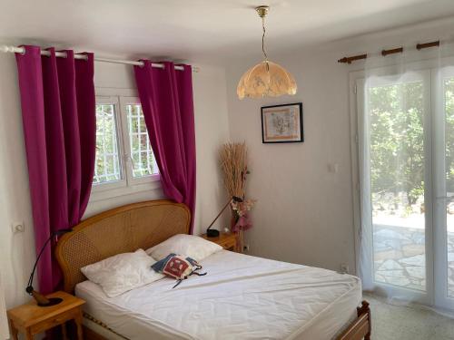 - une chambre dotée d'un lit avec des rideaux violets dans l'établissement Rez-De-Jardin Villa - Proche Plages & Port, à Cavalaire-sur-Mer