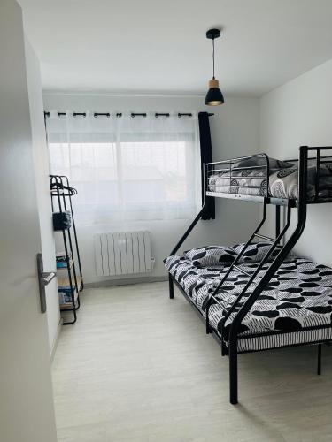 una habitación con dos literas y una ventana en Spa, en Marcheprime
