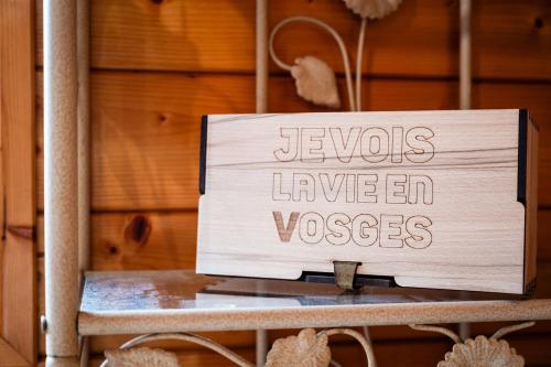 a sign that says jesus leave en veses at Notre chalet in Vecoux