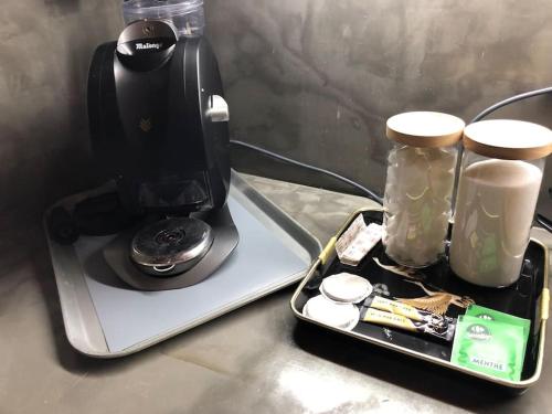 a coffee maker sitting on top of a counter at Maison Familiale 3 Chambres, 3 Salle de Bain, Proche RER A - Paris - Disney in Saint-Maur-des-Fossés