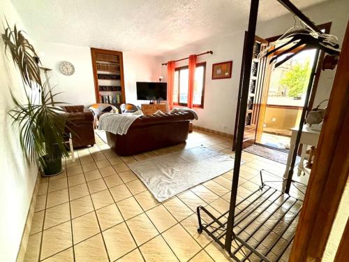 un salon avec un canapé et une télévision dans l'établissement Maison Familiale 3 Chambres, 3 Salle de Bain, Proche RER A - Paris - Disney, à Saint-Maur-des-Fossés