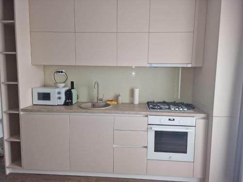 Η κουζίνα ή μικρή κουζίνα στο Blue apartment nearby Amethyst & Vivo Mall